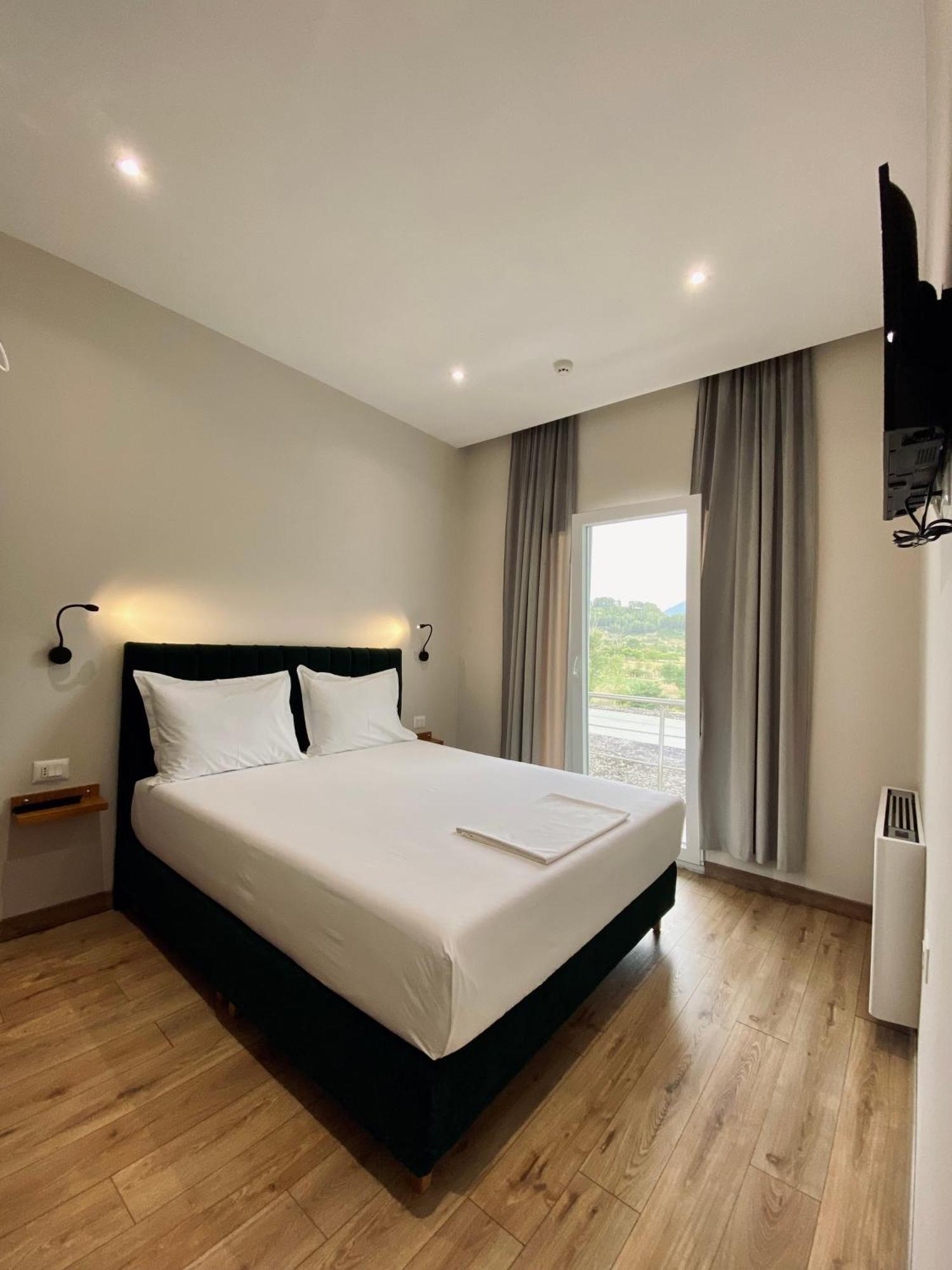 Merly Hotel Përmet エクステリア 写真